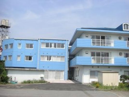 青い外観の建物  