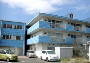 青い建物の外観