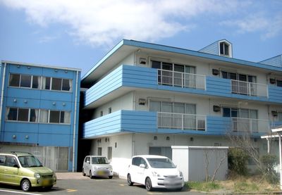 青い建物の外観