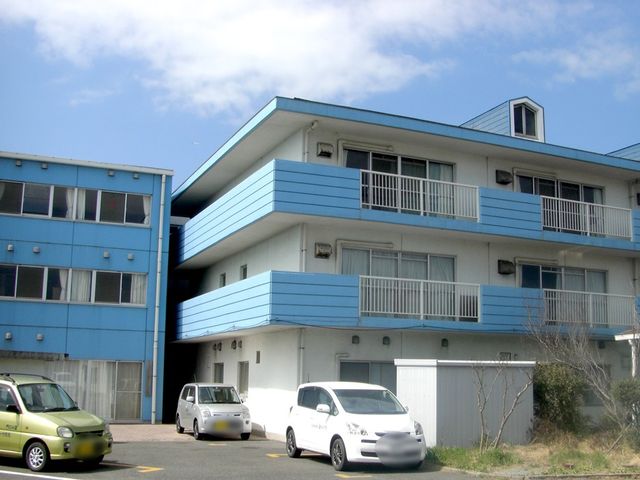 青い建物の外観 外観 広々とした駐車スペースがあります。ブルーの建物が外観を爽やかに感じさせます。