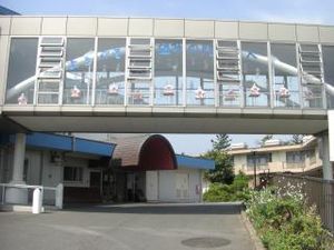 明るい連絡通路の外観