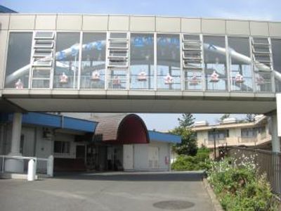 明るい連絡通路の外観