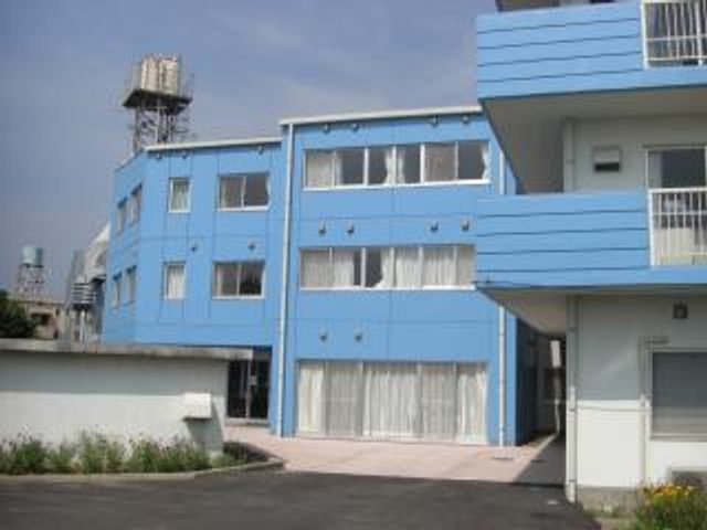 外観の様子 外観 青い外壁が目を引く、明るい印象の建物です。3階建てで、多様なニーズに対応しています。