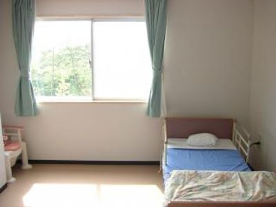 窓から光が入る居室