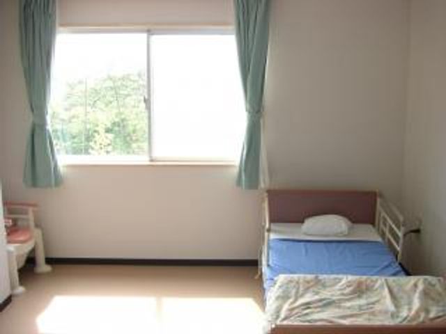 窓から光が入る居室 居室 自然光が差し込む明るい部屋には、快適なベッドスペースが用意されています。