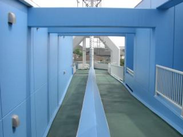 清々しい青の渡り廊下 廊下 空が見える爽やかな渡り廊下です。移動する際にもリフレッシュできます。