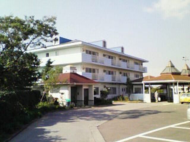 白い建物の外観 外観 白を基調とした3階建ての建物が目を引きます。緑に囲まれた落ち着いた周辺環境です。