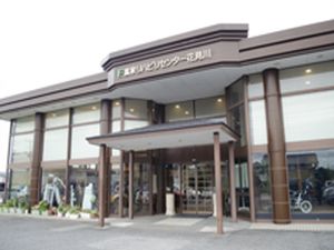 広い玄関を備えた建物