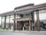 広い玄関を備えた建物