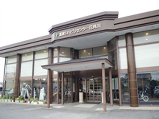 広い玄関を備えた建物