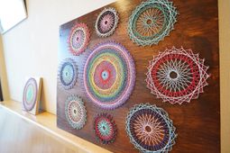 カラフルな壁の装飾品