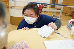 ケアワーカーの笑顔とアクティビティ