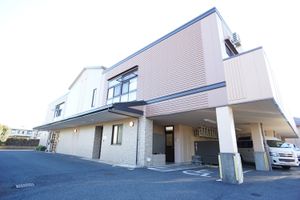 明るい建物の外観