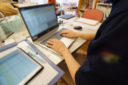 事務作業をするスタッフ