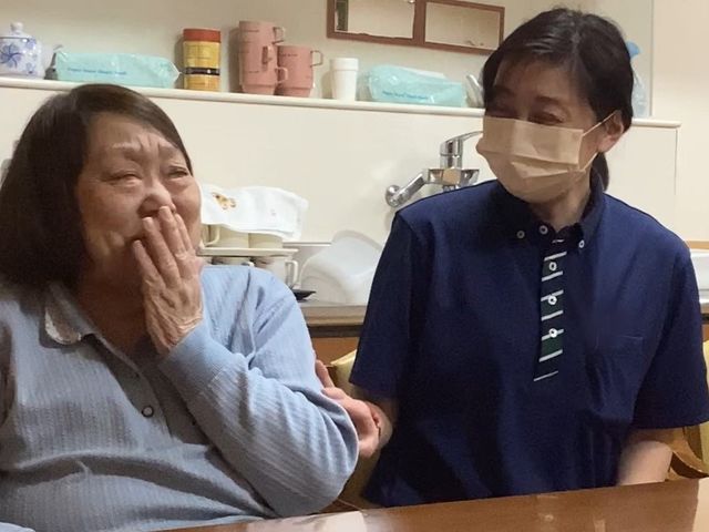 笑顔交わすスタッフと入居者 スタッフイメージ あたたかな人間関係が築ける職場です。利用者様の笑顔を支えるやりがいのある仕事をしませんか。