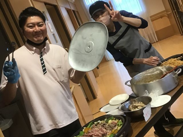 明るい雰囲気のスタッフ食堂 食堂 活気あふれる食堂での食事の提供を担当。明るく元気なスタッフと一緒に働ける環境です。