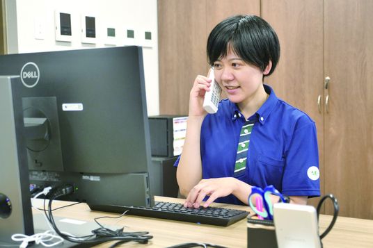 笑顔のスタッフ通話中