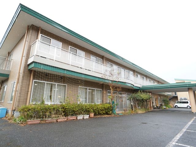 施設の外観の様子 外観 ゆったりとした空間が広がる外観は、訪れた方々に開放感を提供します。緑に囲まれた落ち着いた環境でのご勤務をお考えの方に適しています。