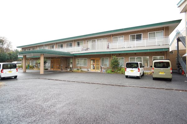 緑色屋根の建物エントランス