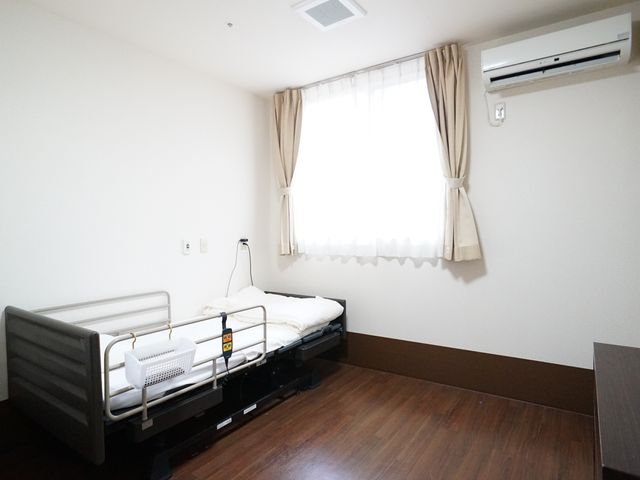 シンプルな居室 居室 エアコン完備の落ち着いた雰囲気の部屋です。窓から自然光が差し込み、明るく快適な空間を提供しています。