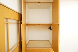 収納豊富な洋室のクローゼット