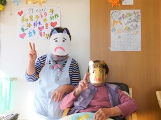 仮面をつけた2人のスタッフ