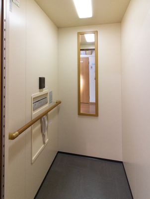  手すり付き廊下の角 