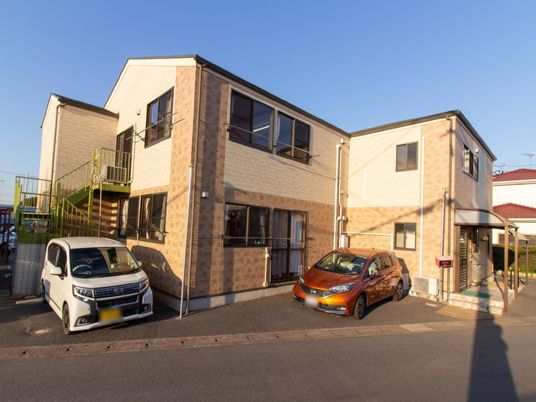 明るい外観の建物 