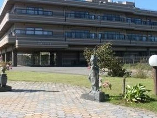 建物外観と庭先  
