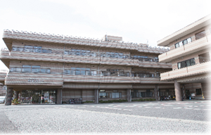 広い建物の外観