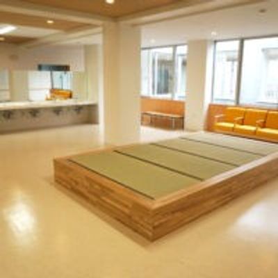 窓際の広々とした和室