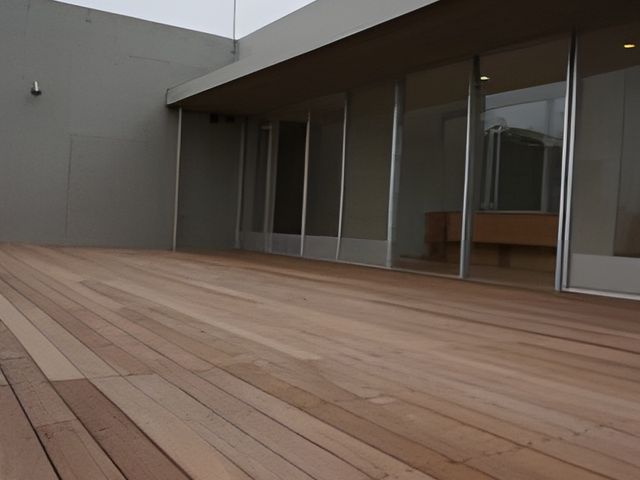 広々としたテラス テラス 広々とした木製テラスは、リラックスしたひとときを楽しむのに最適です。自然を感じながらくつろげます。