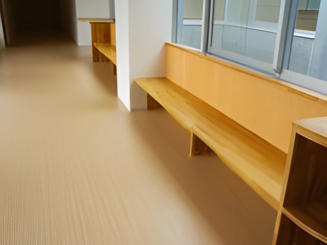 明るいベンチ付き廊下 廊下 自然光の入る廊下にあるベンチで、休憩しながらリラックスできます。車椅子でも通りやすい設計です。