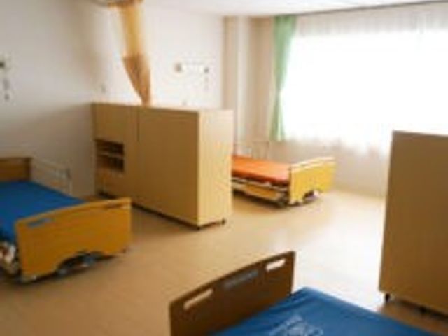 日当たり良好な居室 居室 広々とした居室は、自然光がたっぷりと入って明るい空間です。リラックスしやすい環境が整っています。