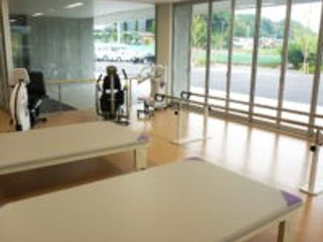 運動器具のある部屋 機能訓練室 広々とした明るいトレーニングスペースで、自然光が差し込む中で快適に体を動かせます。