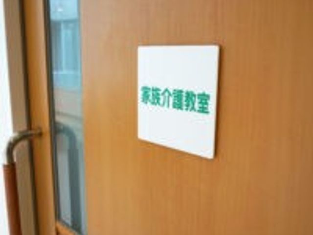親族介護教室の扉 機能訓練室 親族が参加できる介護教室では、実践的な指導やサポートを受けることができます。