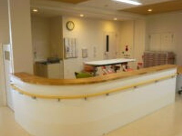 開放的なカウンターの廊下 廊下 広々としたカウンターが特徴的なスペースです。見通しの良い設計で快適に働けます。