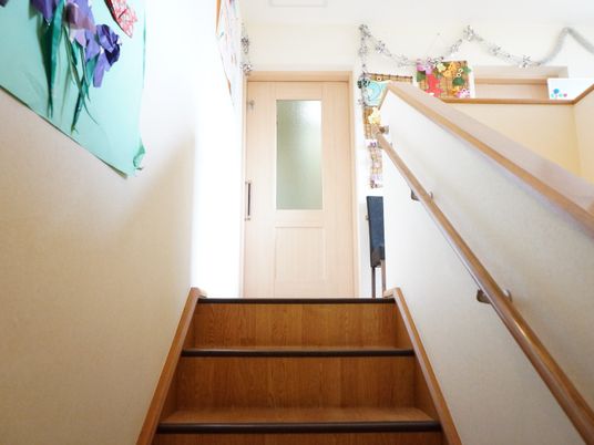 廊下の階段と壁飾り