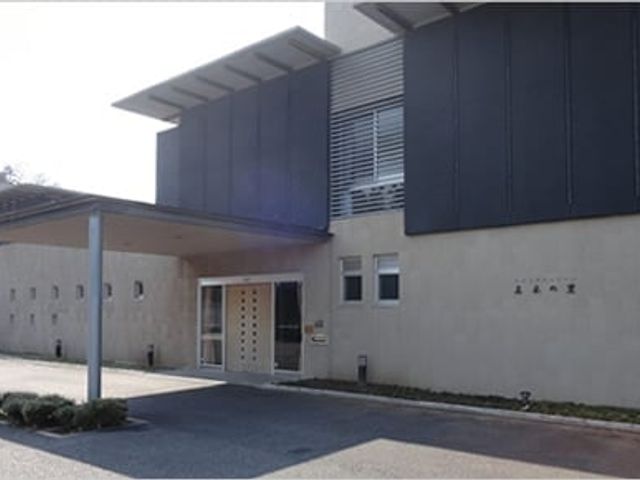 落ち着いた外観 外観   広々とした空間の中にある落ち着いた建物です。安らぎを感じながら働ける環境があります。