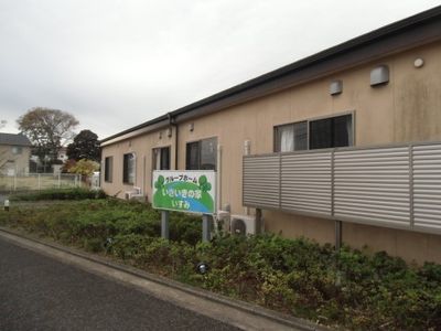 ベージュ色の外観と看板