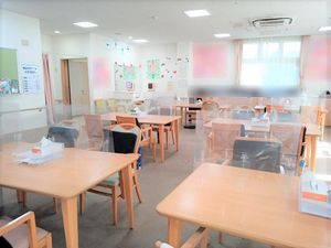 明るい食事スペース