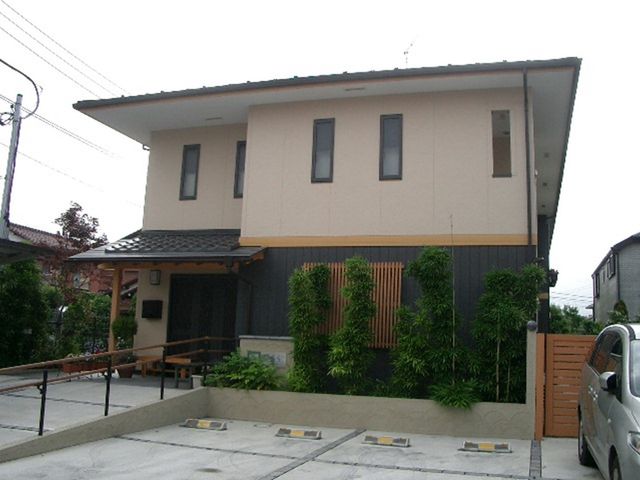 住宅風外観の建物 外観 清潔感あふれるエントランスが迎えてくれる、落ち着いたデザインの建物です。静かな環境での就業をご希望の方に適しています。