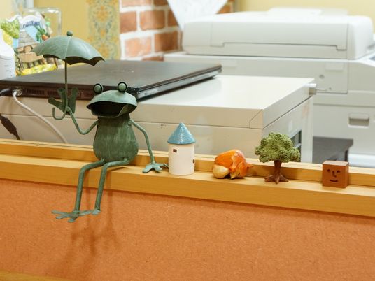 カエルの置物と小物たち