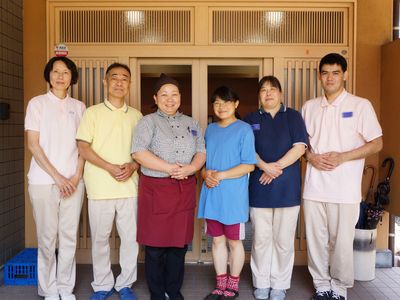 スタッフが立つ玄関前