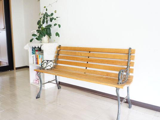 休憩用の木製ベンチ