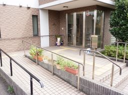 清潔感ある施設エントランス