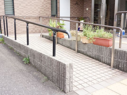手すり付きの歩道