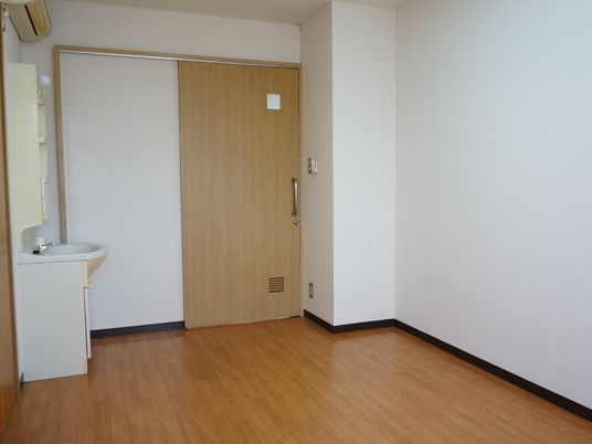 シンプルな洋室の一角