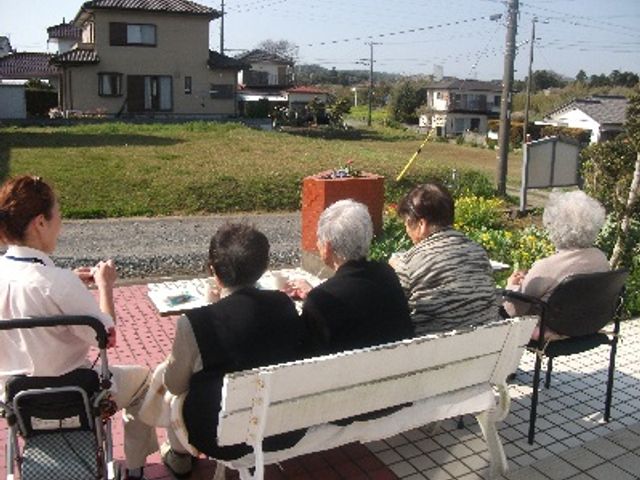 交流を楽しむテラス テラス 自然に囲まれたテラスで、入居者同士が和やかに過ごす様子です。リフレッシュできる環境が魅力です。