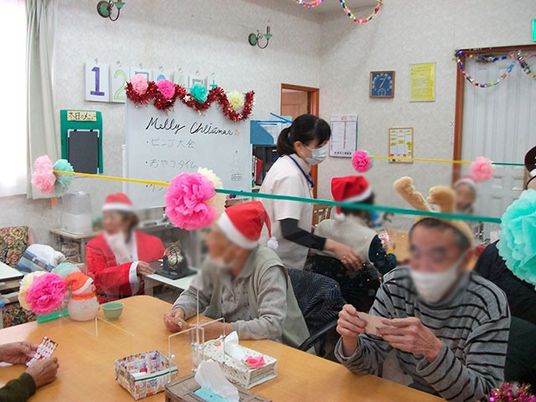 季節の飾りが華やかな室内